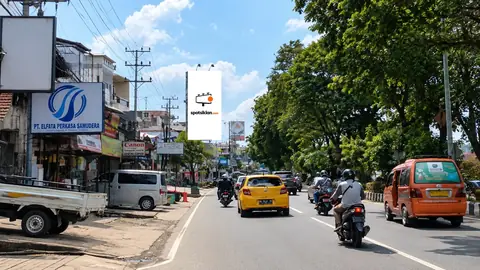 Billboard 5 × 10 m di Jl. Slamet Riyadi, Samarinda (unit 1), Kalimantan Timur