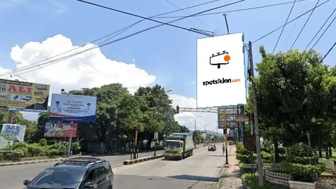 Baliho 6 × 4 m di Jl. Raya Pasir Putih (Area Alun-Alun Besuki), Situbondo, Jawa Timur