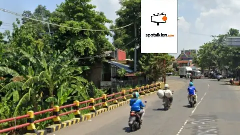 Baliho 6 × 4 m di Jl. Raya Pasir Putih (Timur Alun-alun Besuki), Situbondo, Jawa Timur