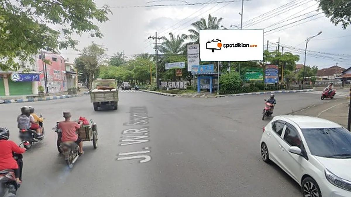 Billboard 4 × 8 m di Dari Jl. Teuku Umar menuju Jl. WR Supratman, Tulungagung, Jawa Timur