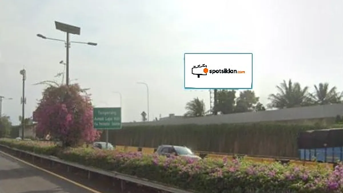 Billboard 20 × 10 m di Jl. Tol Sedyatmo. KM. 32+450 A (Arah dari Serpong menuju Bandara Soekarno-Hatta), Tangerang, Banten