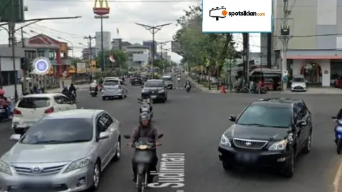 Billboard 8 × 4 m di Jl. C. Simanjuntak (Dari Arah Jl. Urip Sumuharjo Menuju ke Tugu Jogja), Yogyakarta, DI Yogyakarta