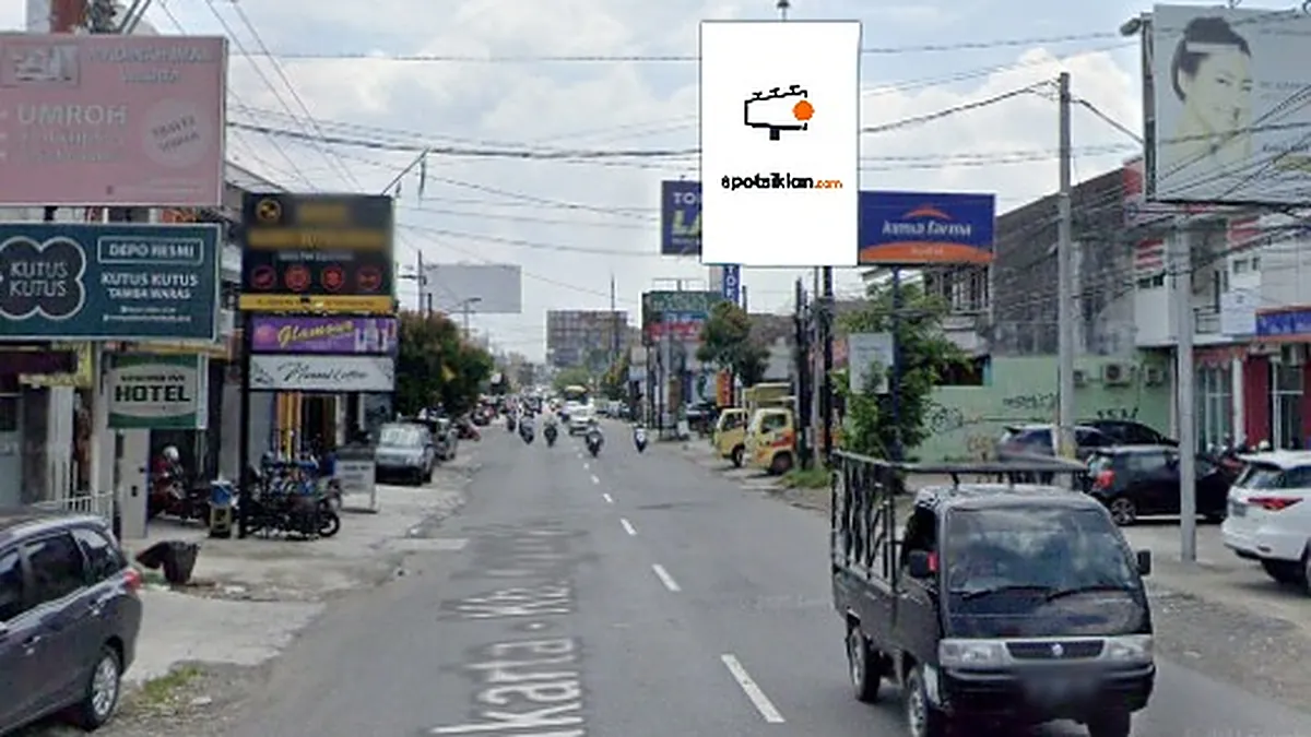 Baliho 6 × 4 m di Jl. Godean (Pertigaan RM Banyumili Hadap Barat), Yogyakarta, DI Yogyakarta